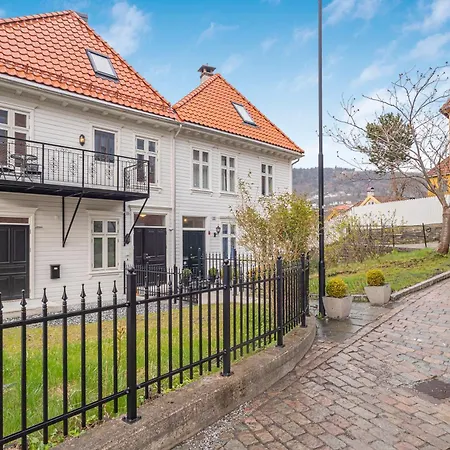 Big House With Ocean View Close To City Center! 卑爾根
